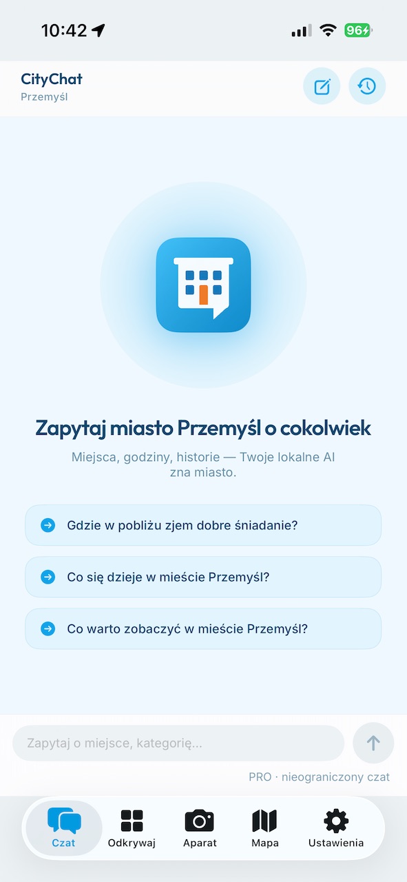 Ekran czatu CityChat po polsku — „Zapytaj miasto Przemyśl o cokolwiek” z podpowiedziami pytań